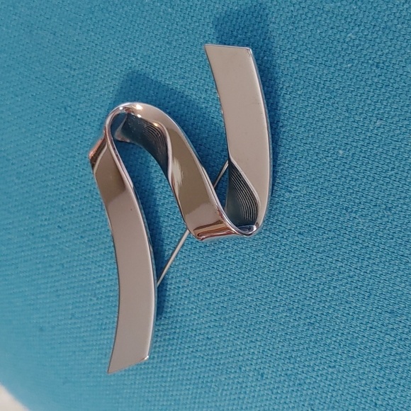Vintage signed Monet Silver Tone Ribbon, Zig Zag Brooch - Picture 1 of 10